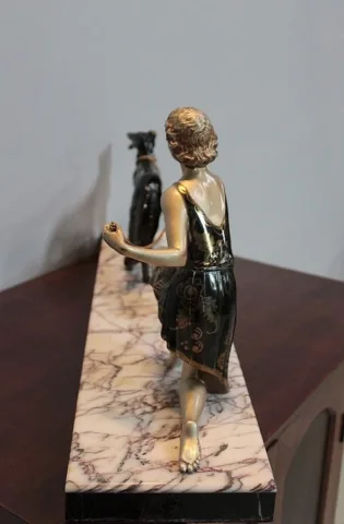 Femme aux Lévriers en Métal Patiné, Art Déco - XXe