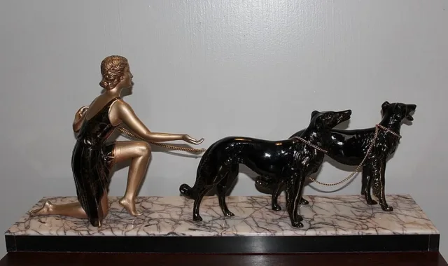 Femme aux Lévriers en Métal Patiné, Art Déco - XXe