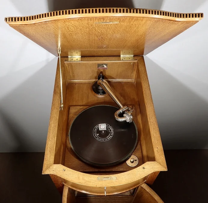 HIS MASTERS VOICE GRAMOPHONE