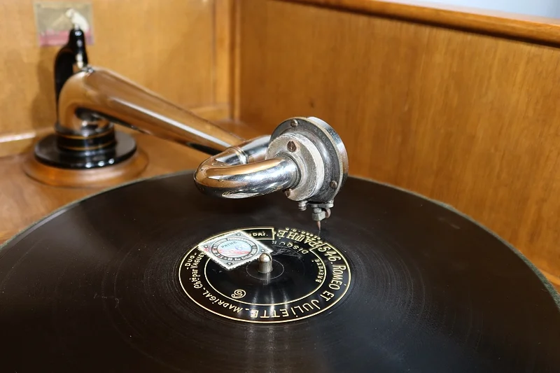 HIS MASTERS VOICE GRAMOPHONE