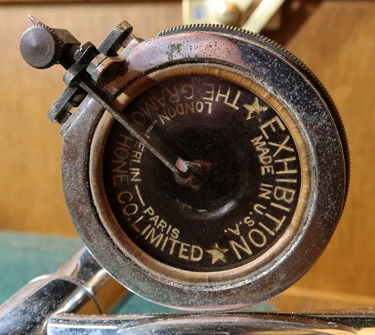 HIS MASTERS VOICE GRAMOPHONE
