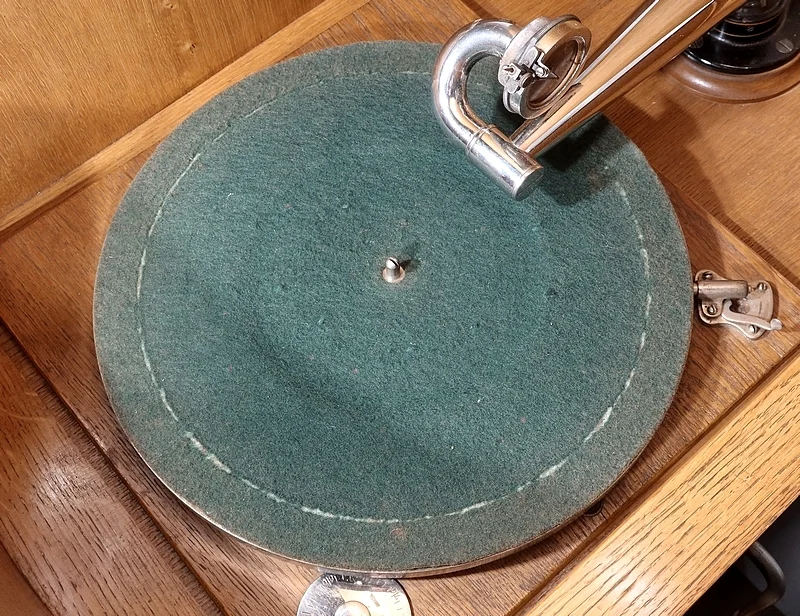 HIS MASTERS VOICE GRAMOPHONE