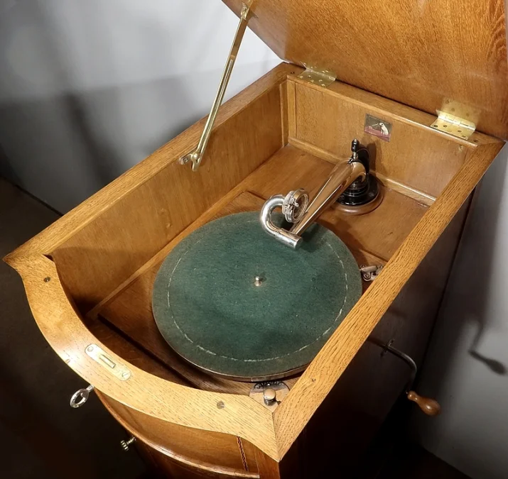 HIS MASTERS VOICE GRAMOPHONE
