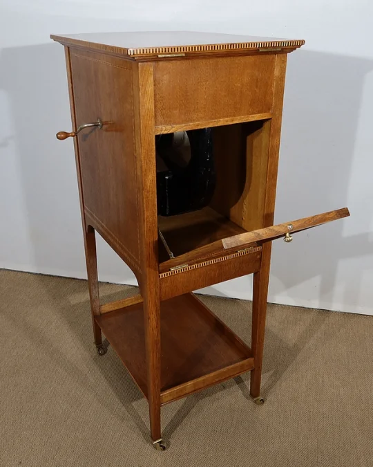 HIS MASTERS VOICE GRAMOPHONE