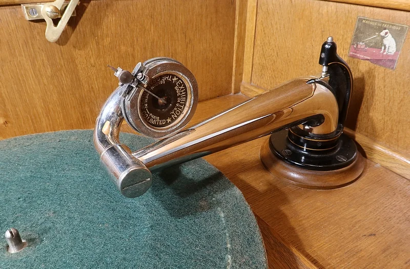 HIS MASTERS VOICE GRAMOPHONE