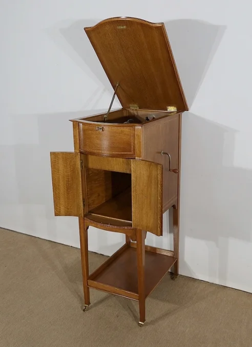 HIS MASTERS VOICE GRAMOPHONE