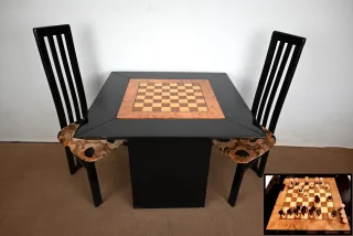 KARTENTISCH MIT PASSENDEN STÜHLEN