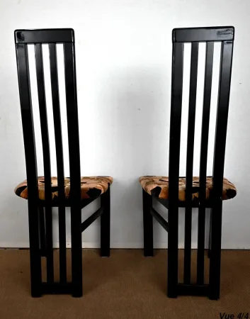 KARTENTISCH MIT PASSENDEN STÜHLEN