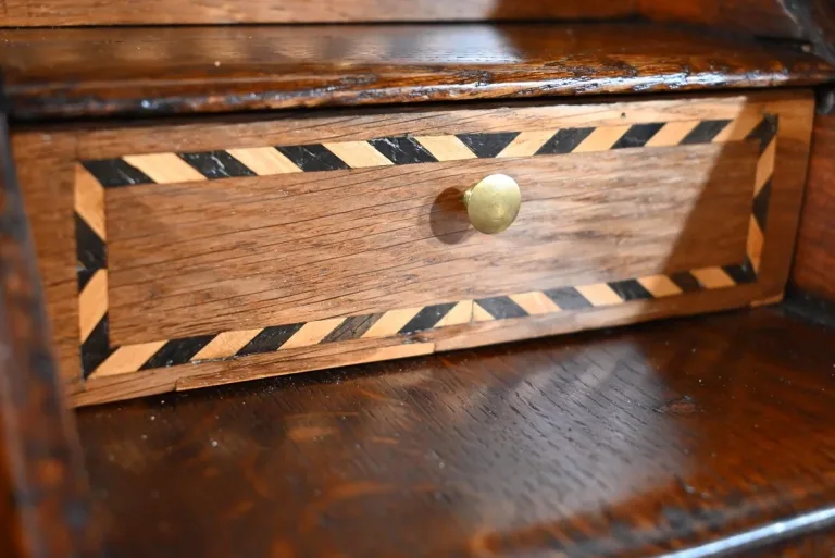 SCHRÄGTER SCHREIBTISCH IM FRANZÖSISCHEN DIRECOIRE-STIL