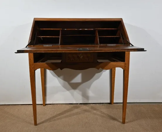 SCHRÄGTER SCHREIBTISCH IM FRANZÖSISCHEN DIRECOIRE-STIL