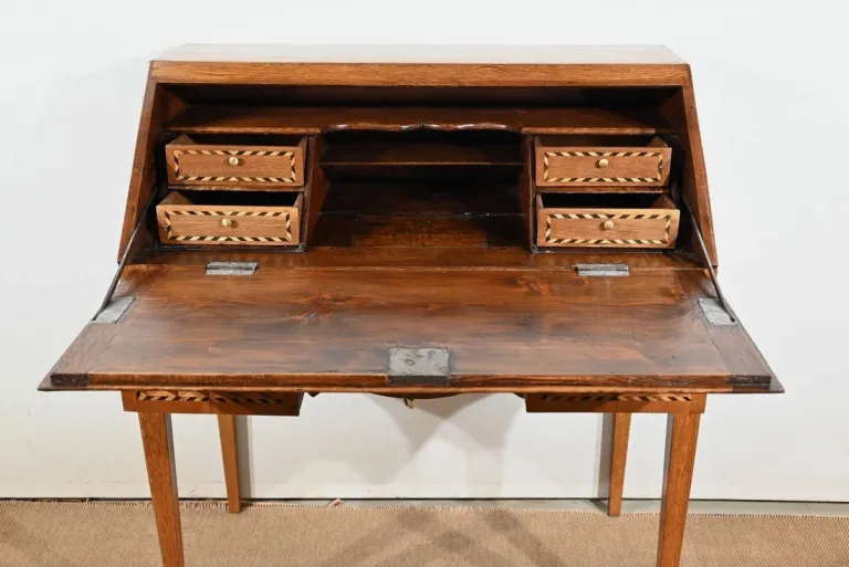 SCHRÄGTER SCHREIBTISCH IM FRANZÖSISCHEN DIRECOIRE-STIL