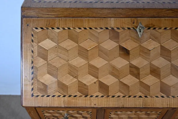 SCHRÄGTER SCHREIBTISCH IM FRANZÖSISCHEN DIRECOIRE-STIL