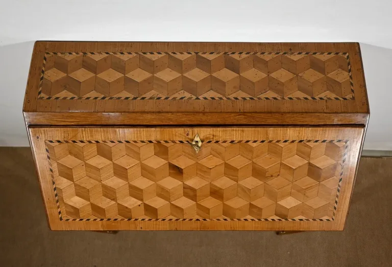 SCHRÄGTER SCHREIBTISCH IM FRANZÖSISCHEN DIRECOIRE-STIL