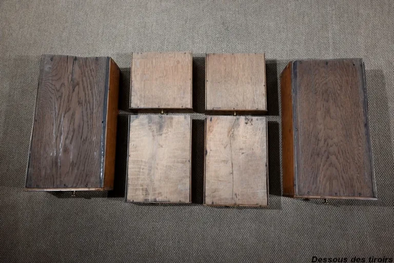 SCHRÄGTER SCHREIBTISCH IM FRANZÖSISCHEN DIRECOIRE-STIL