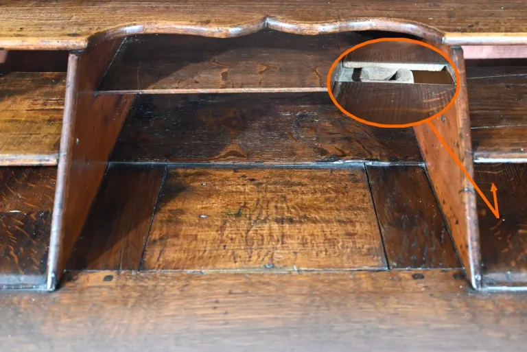 SCHRÄGTER SCHREIBTISCH IM FRANZÖSISCHEN DIRECOIRE-STIL
