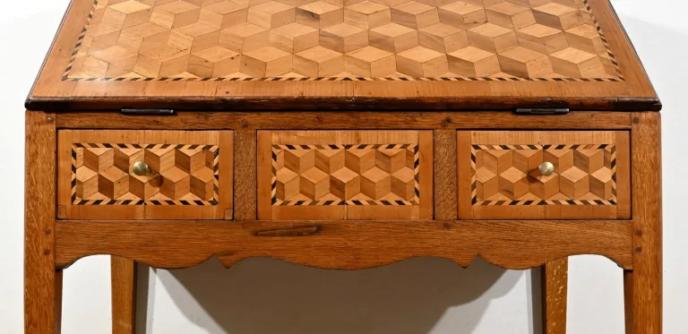 SCHRÄGTER SCHREIBTISCH IM FRANZÖSISCHEN DIRECOIRE-STIL