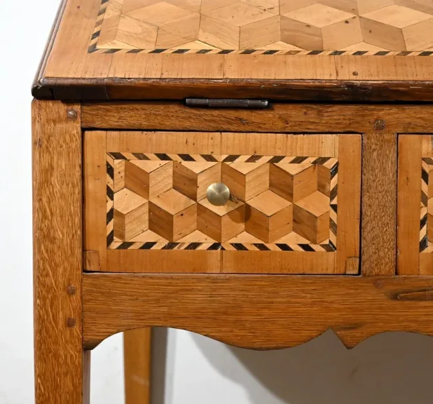 SCHRÄGTER SCHREIBTISCH IM FRANZÖSISCHEN DIRECOIRE-STIL