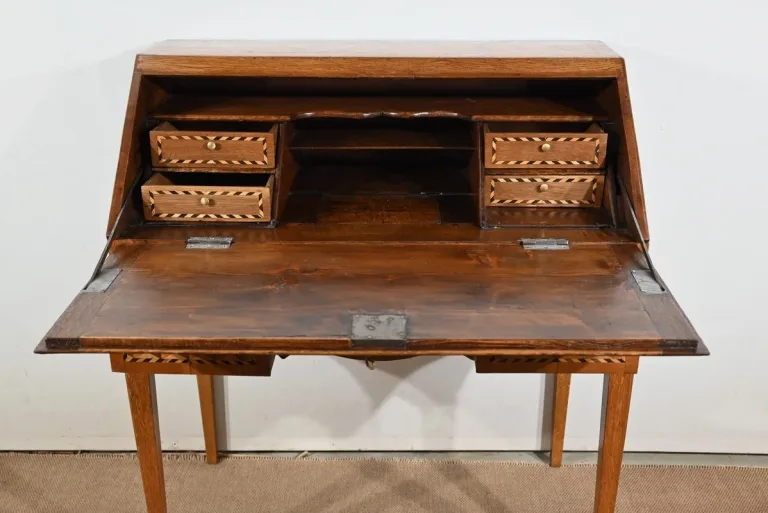 SCHRÄGTER SCHREIBTISCH IM FRANZÖSISCHEN DIRECOIRE-STIL