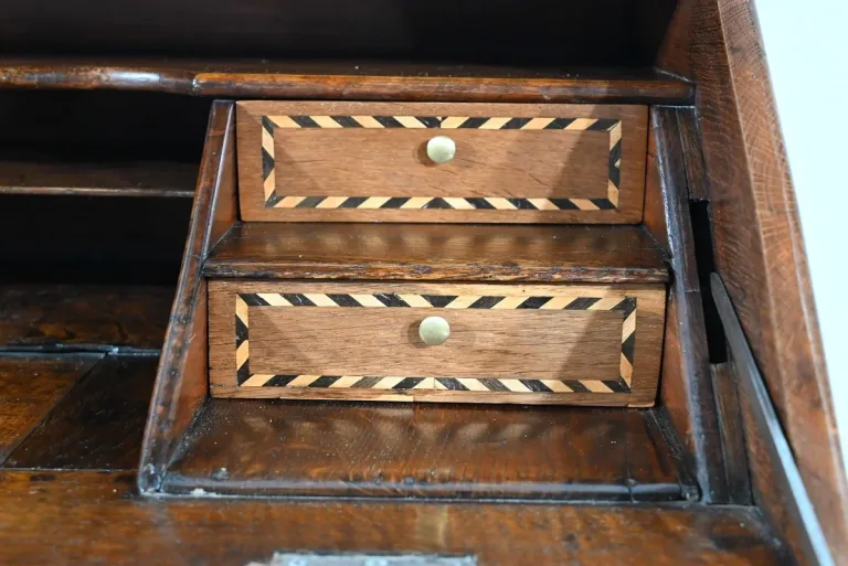 SCHRÄGTER SCHREIBTISCH IM FRANZÖSISCHEN DIRECOIRE-STIL