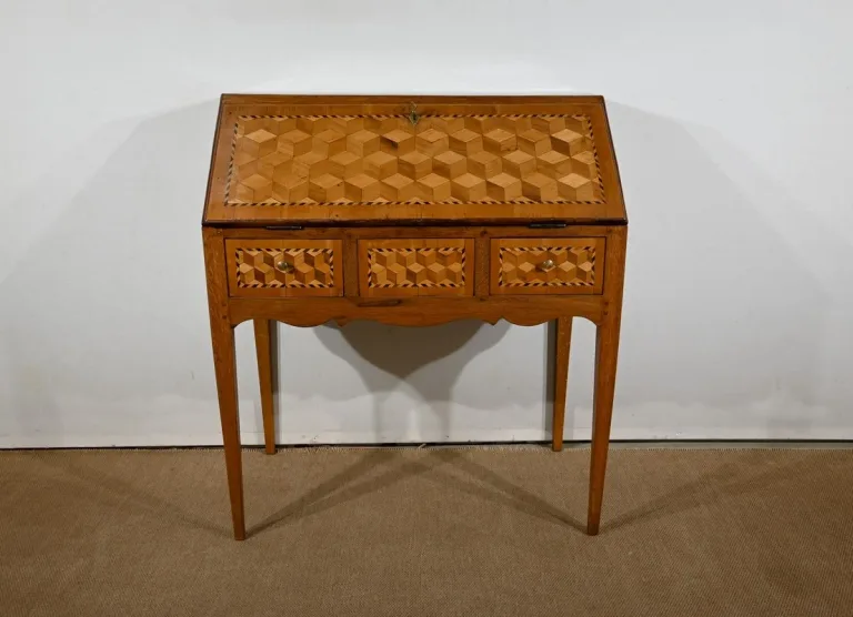 SCHRÄGTER SCHREIBTISCH IM FRANZÖSISCHEN DIRECOIRE-STIL