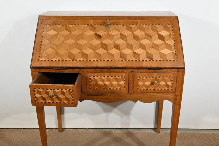SCHRÄGTER SCHREIBTISCH IM FRANZÖSISCHEN DIRECOIRE-STIL