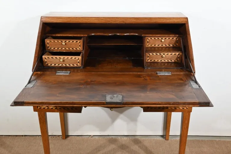 SCHRÄGTER SCHREIBTISCH IM FRANZÖSISCHEN DIRECOIRE-STIL