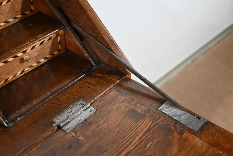 SCHRÄGTER SCHREIBTISCH IM FRANZÖSISCHEN DIRECOIRE-STIL