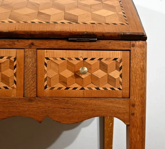 SCHRÄGTER SCHREIBTISCH IM FRANZÖSISCHEN DIRECOIRE-STIL