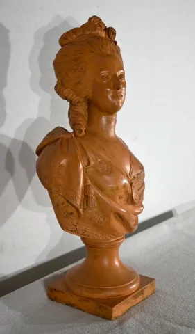 BUSTO DE LOZA DE MARÍA ANTOINETTE