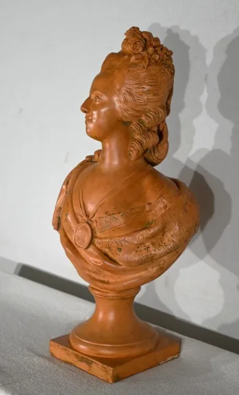 BÜSTE AUS STEINWAREN VON MARIE ANTOINETTE