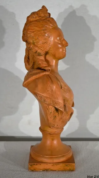 BÜSTE AUS STEINWAREN VON MARIE ANTOINETTE