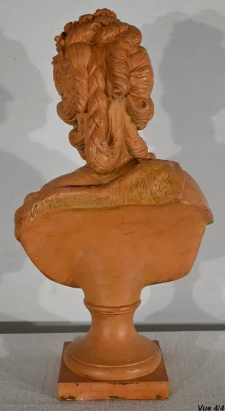 BÜSTE AUS STEINWAREN VON MARIE ANTOINETTE