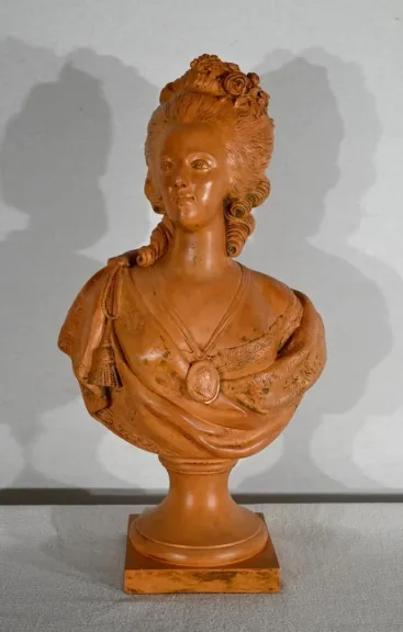 BÜSTE AUS STEINWAREN VON MARIE ANTOINETTE