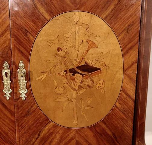 SCHRANK IM FRANZÖSISCHEN ÜBERGANGSSTIL