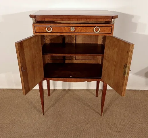 SCHRANK IM FRANZÖSISCHEN ÜBERGANGSSTIL
