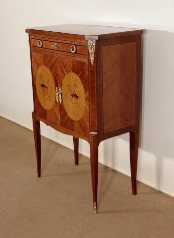 SCHRANK IM FRANZÖSISCHEN ÜBERGANGSSTIL