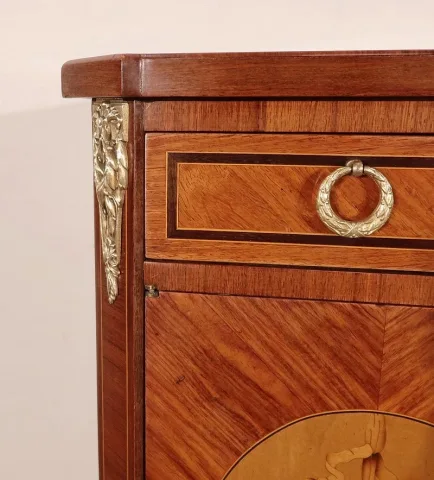 SCHRANK IM FRANZÖSISCHEN ÜBERGANGSSTIL