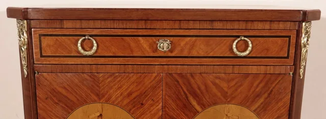 SCHRANK IM FRANZÖSISCHEN ÜBERGANGSSTIL