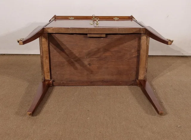 SCHRANK IM FRANZÖSISCHEN ÜBERGANGSSTIL