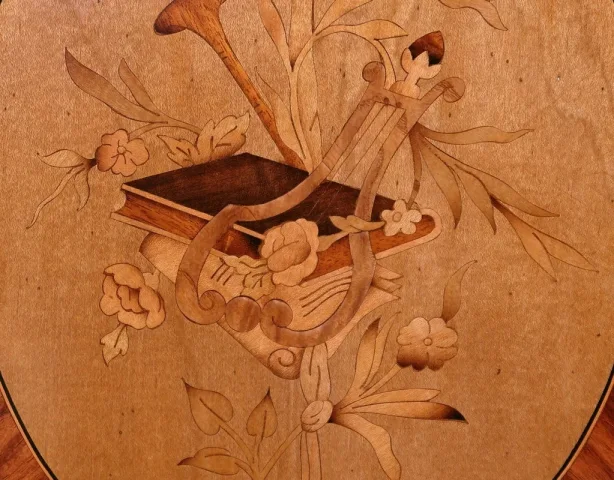 SCHRANK IM FRANZÖSISCHEN ÜBERGANGSSTIL