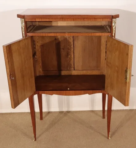 SCHRANK IM FRANZÖSISCHEN ÜBERGANGSSTIL