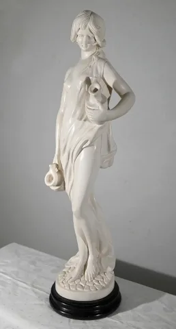 ESTATUA de una mujer joven con una jarra