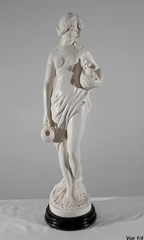 ESTATUA de una mujer joven con una jarra