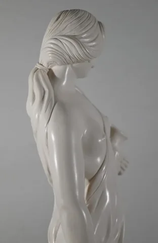 ESTATUA de una mujer joven con una jarra