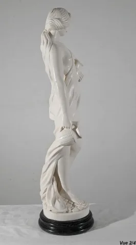 ESTATUA de una mujer joven con una jarra