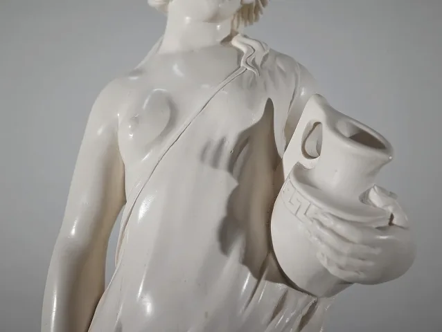 ESTATUA de una mujer joven con una jarra
