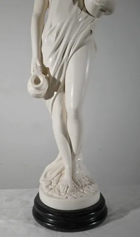 ESTATUA de una mujer joven con una jarra