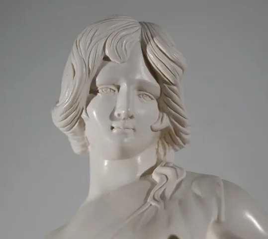 ESTATUA de una mujer joven con una jarra