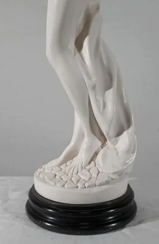 ESTATUA de una mujer joven con una jarra