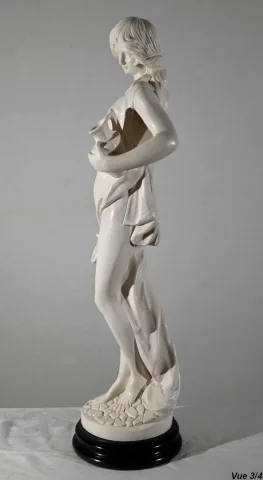 ESTATUA de una mujer joven con una jarra